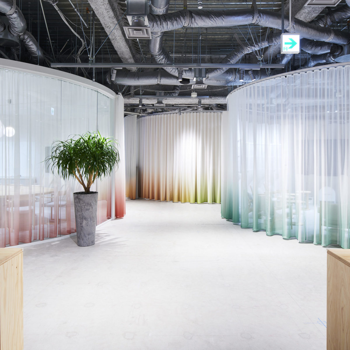 加速する背景 in 「SYNERGYCA共創ラウンジ」