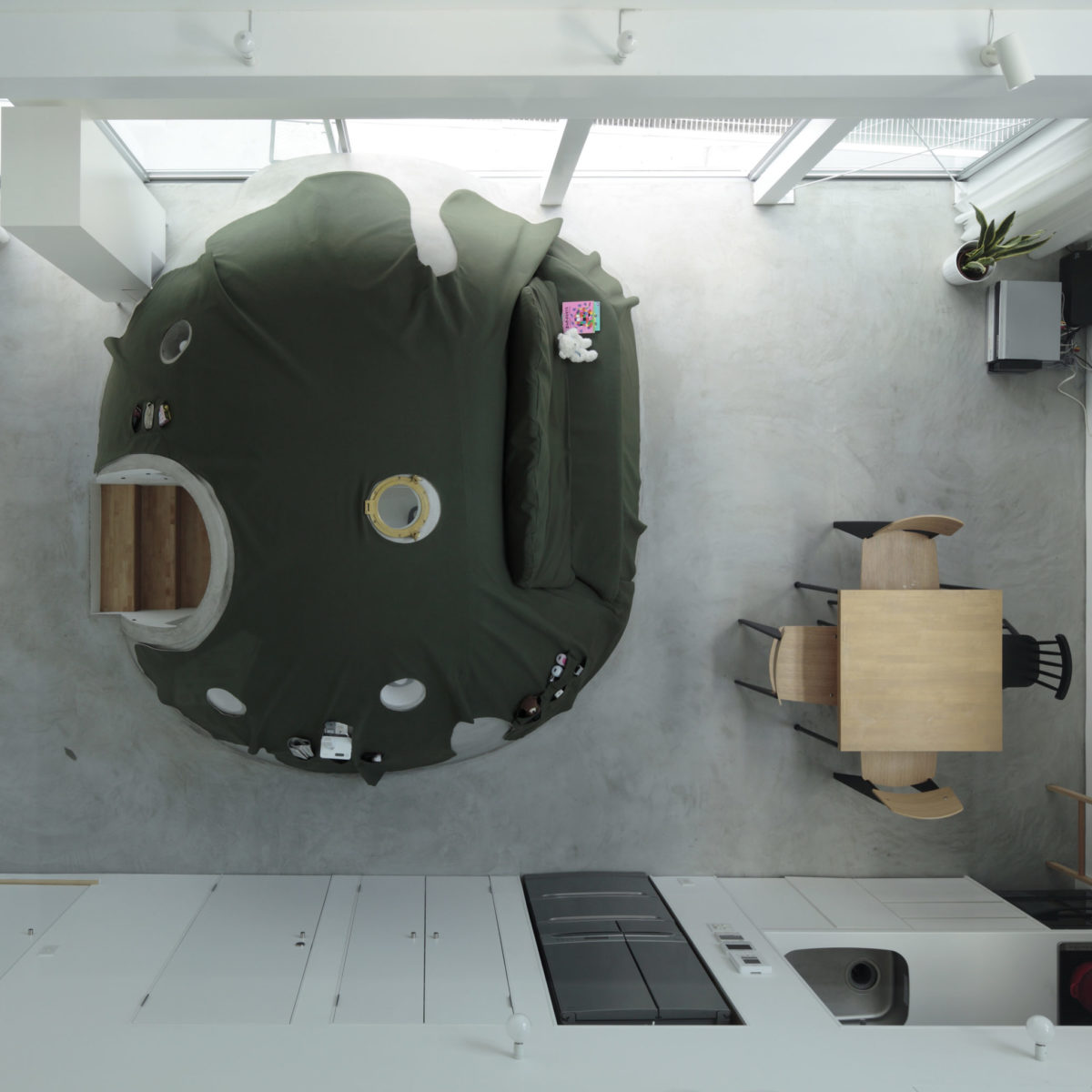 地面と屋根上の家