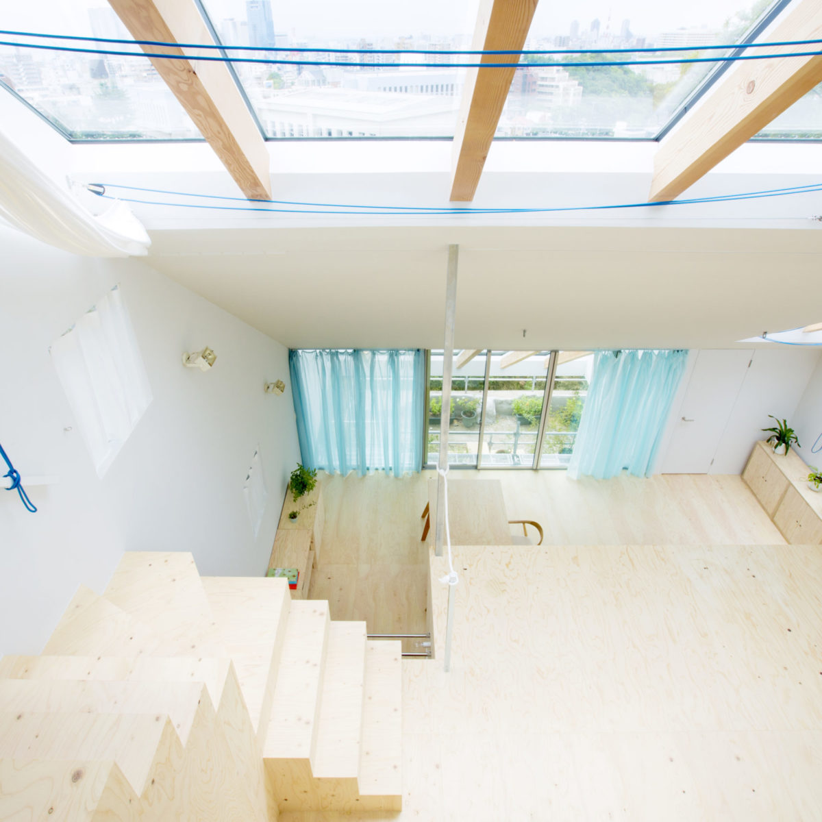 二色の布と一つづきのロープ in 「元斜面の家」